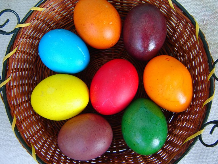 صور بيض ملون لشم النسيم طريقة تلوين البيض | سوبر كايرو